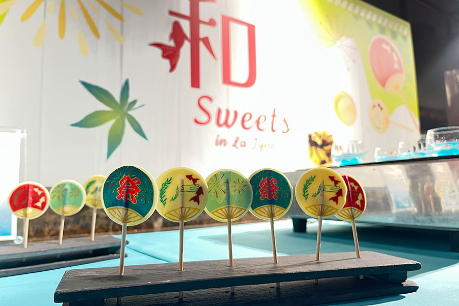 「夏祭り」がテーマの和スイーツは、「祭」や花火の柄が愛らしいミニうちわのチョコレートやゼリーなど涼しげなものも
