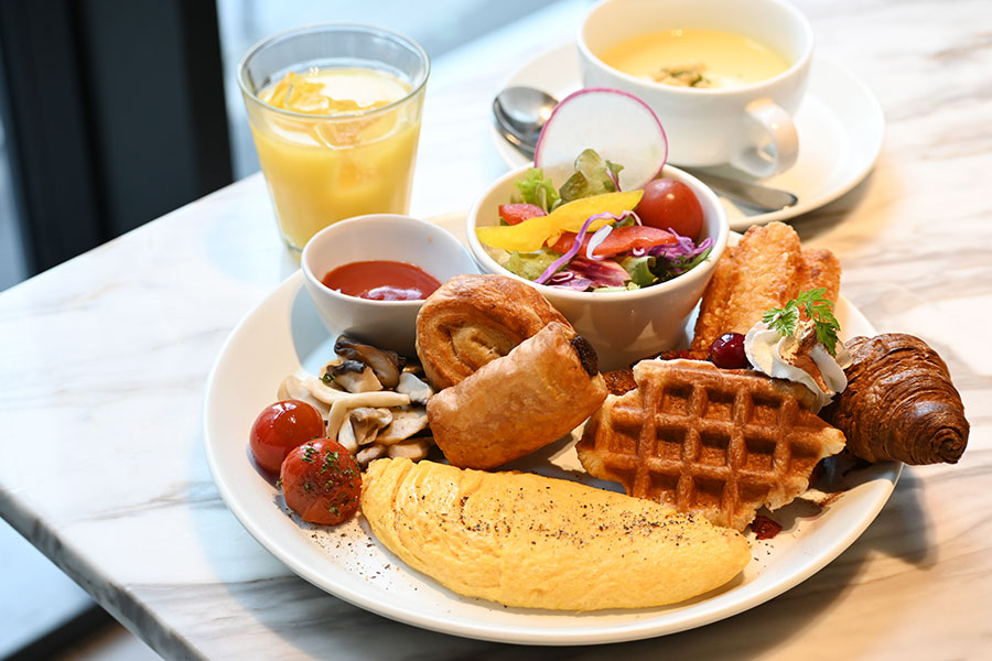 朝食ブッフェのメニュー例。オムレツやパン、サラダで自分だけの洋食プレートを