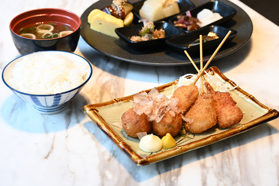 朝食ブッフェのメニュー例。ご当地グルメ・たこ焼きや串カツほか、出汁巻き、漬物、みそ汁など和定食風の楽しみ方も