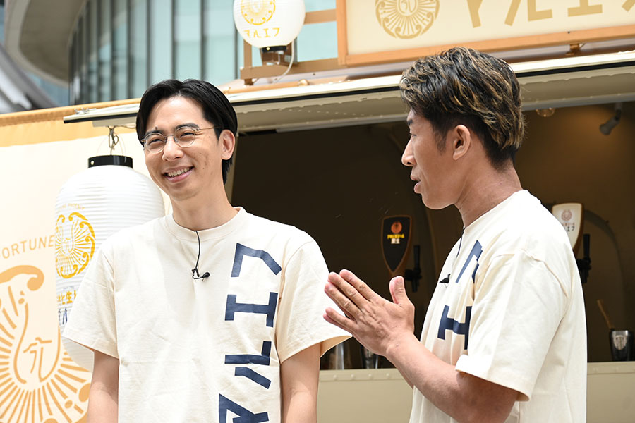『アサヒ生ビール マルエフ横丁 in 大阪』に登場した(左から)永見大吾、田村裕(6月6日・大阪市内)