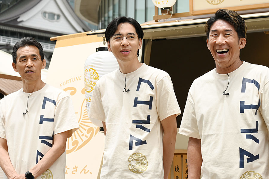 『アサヒ生ビール マルエフ横丁 in 大阪』でナイトスクープ話に花を咲かせる(左から)石田靖、永見大吾、田村裕(6月6日・大阪市内)