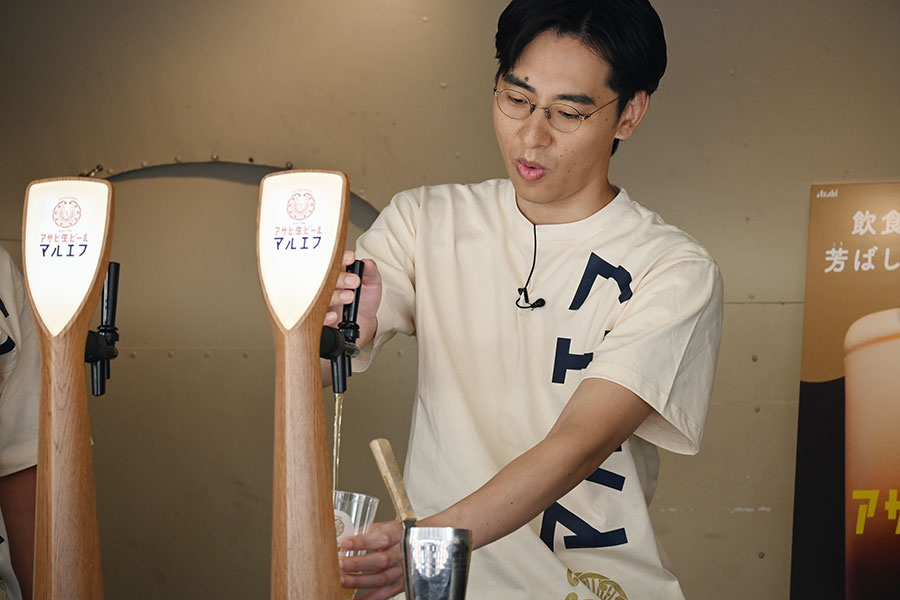『アサヒ生ビール マルエフ横丁 in 大阪』でビールを注ぐ永見大吾(6月6日・大阪市内)