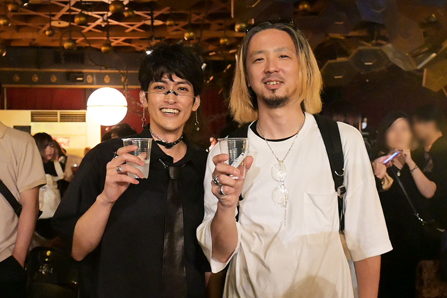 「味園ユニバース」に友人と来ていた2人