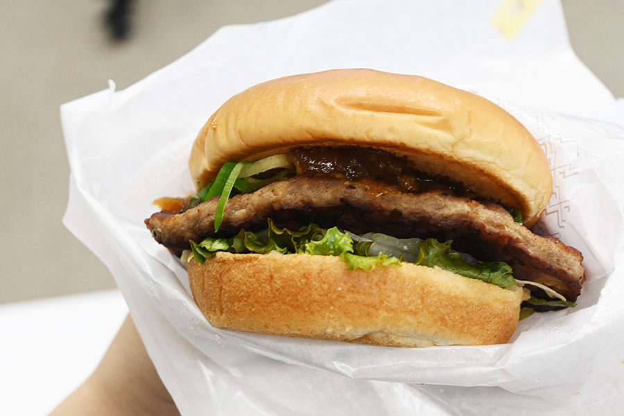7月2日より発売される地域限定メニュー「【KANSAI限定】国産牛すじバーガー」(950円)