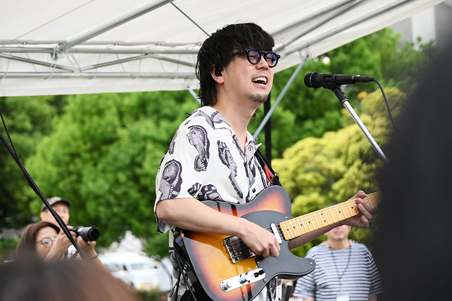 ステージに登場したDENIMS(5/31・大阪市内)