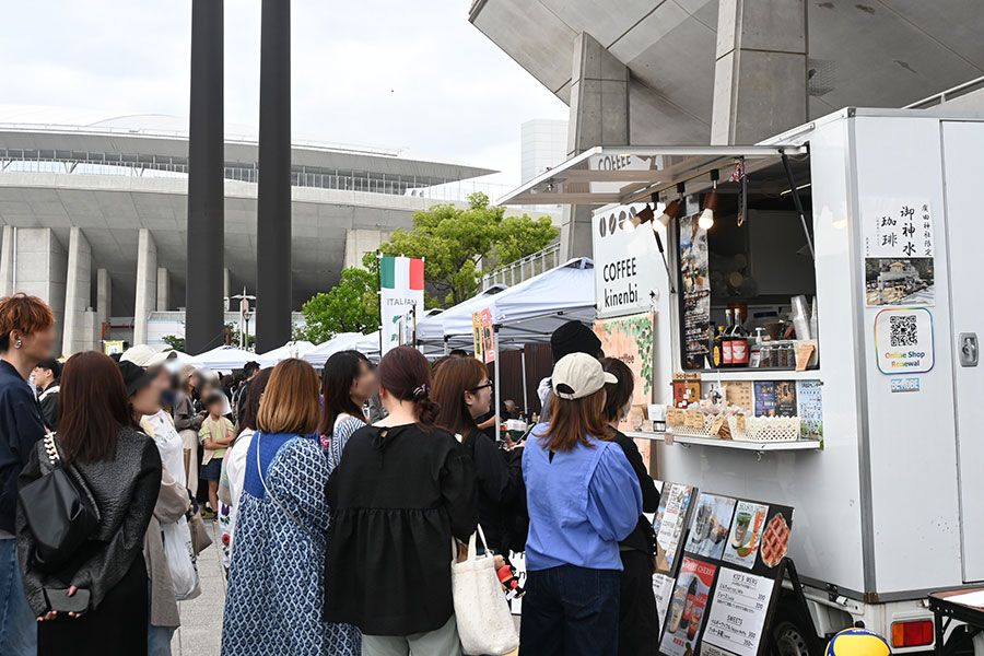 出店屋台、行列の様子