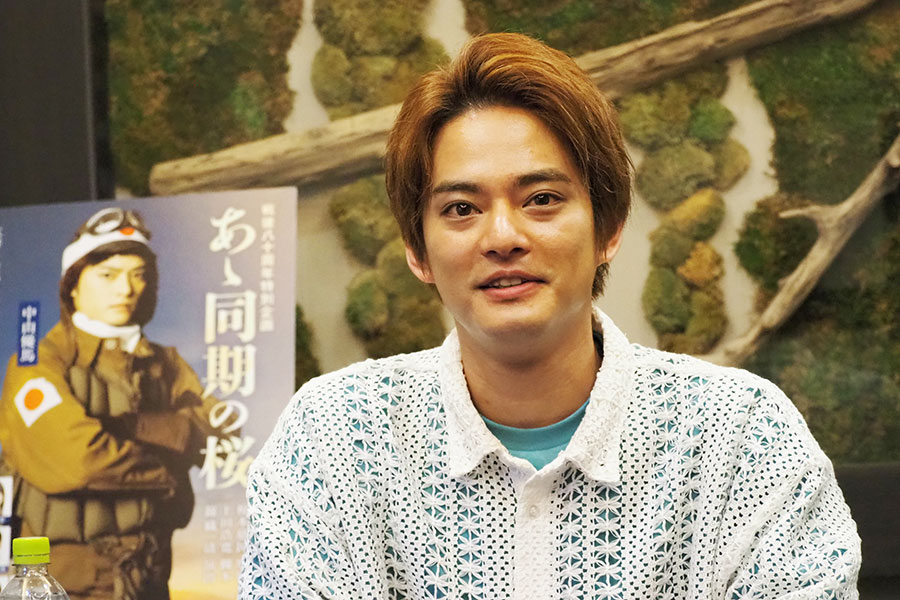 舞台『あゝ同期の桜』取材会に出席した中山優馬(6月6日・大阪市内)。鹿児島の資料館を訪問し、特攻隊への思いが深まったそう。「日本は終わりだ!優秀なパイロットをただの爆弾として突っ込ませるなんて」という当時の特攻隊員の話を知り「そういう記述が残っていてよかった。そういう発言ってきっと消されてきたと思うから」