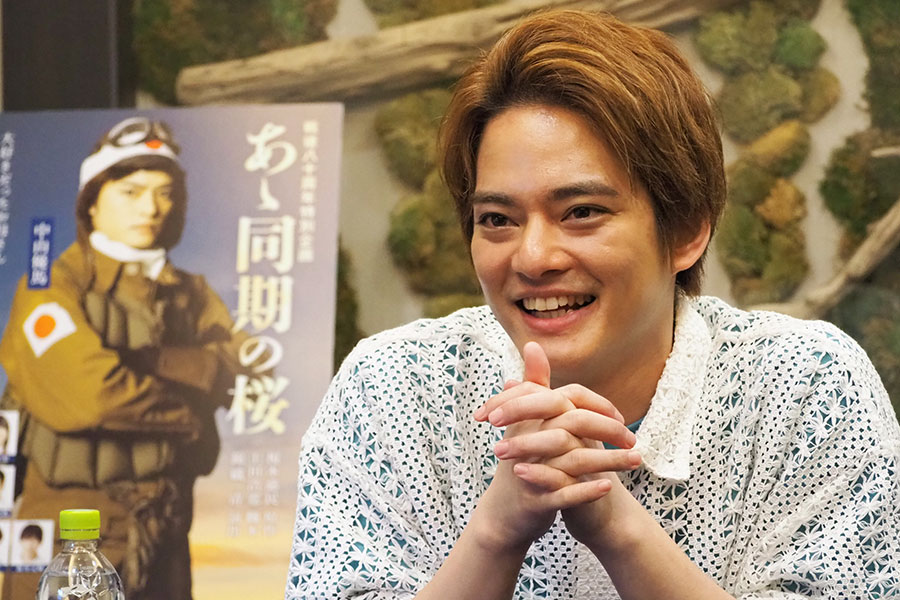舞台『あゝ同期の桜』取材会に出席した中山優馬(6月6日・大阪市内)記者からの髪を切る特別な演出提案に笑顔がこぼれる場面も