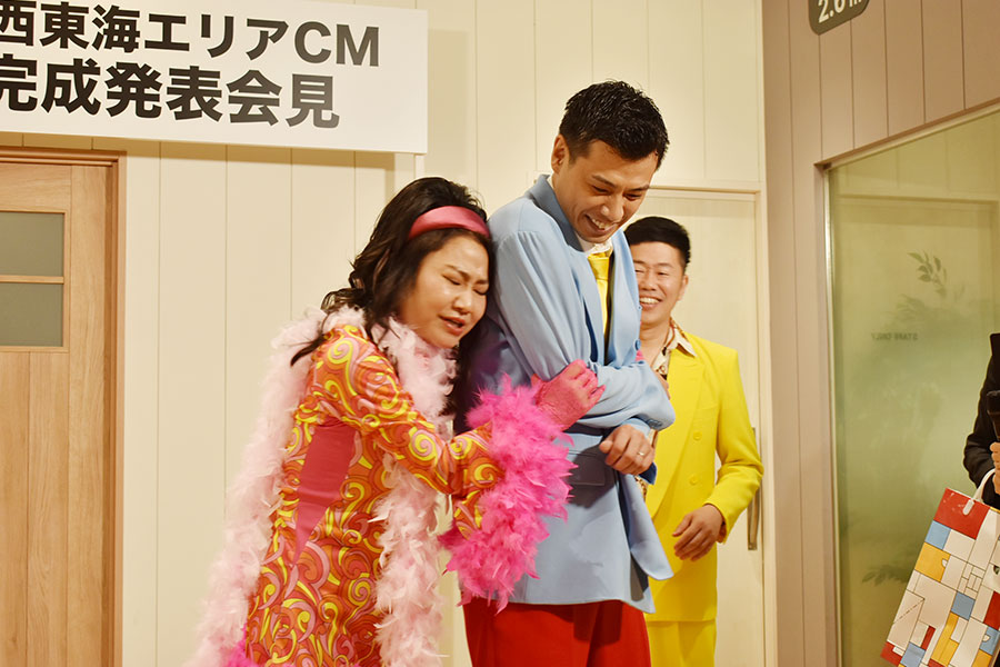 会見の様子。終始暴れる吉本新喜劇の島田珠代。社員もタジタジ(大阪市内・6月11日)