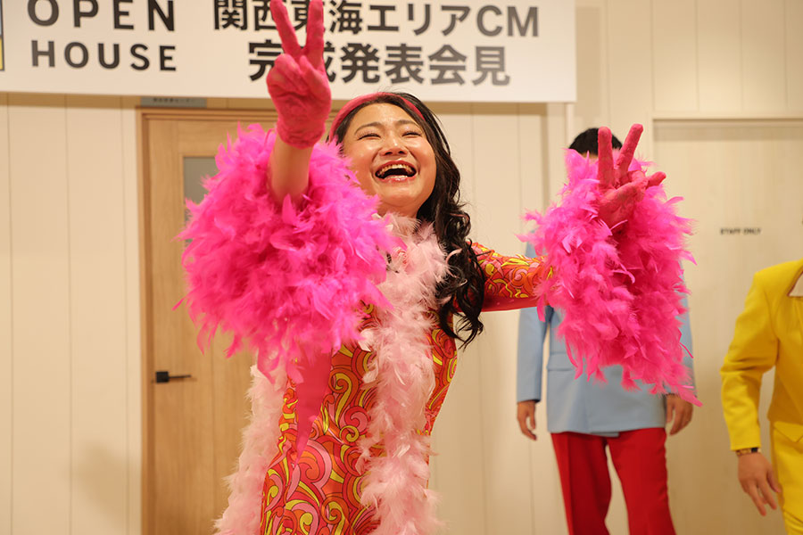 会見の様子。終始暴れる吉本新喜劇の島田珠代(大阪市内・6月11日)