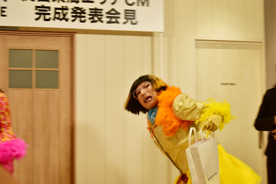 会見では、同社の社員・亀田さんを交えたミニ新喜劇もおこなわれた(大阪市内・6月11日)