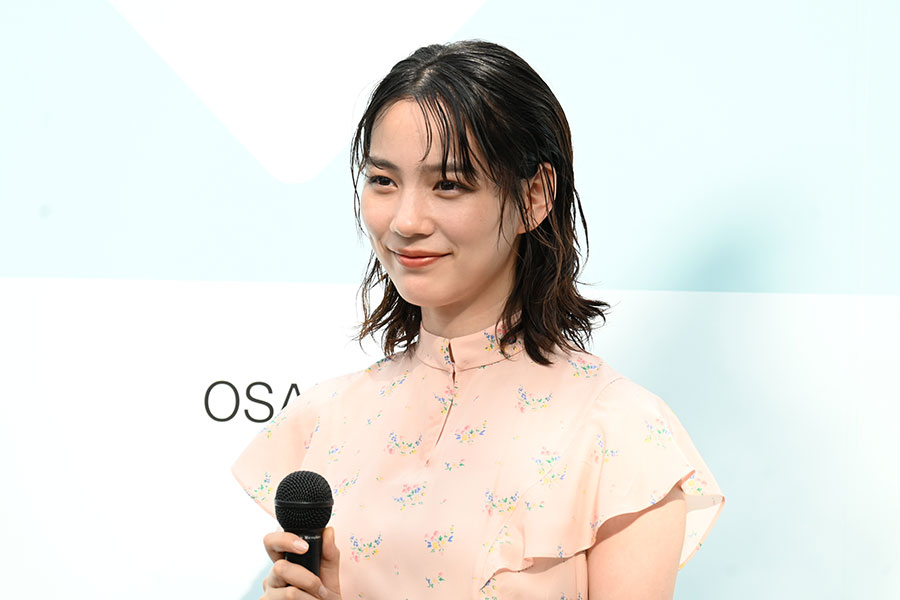 『プラダ モード 大阪』のフォトコールに登場したのん(6月7日・うめきた公園)