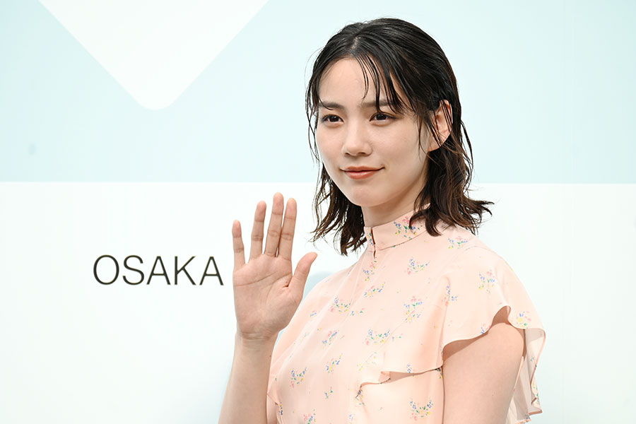 『プラダ モード 大阪』のフォトコールに登場したのん(6月7日・うめきた公園)