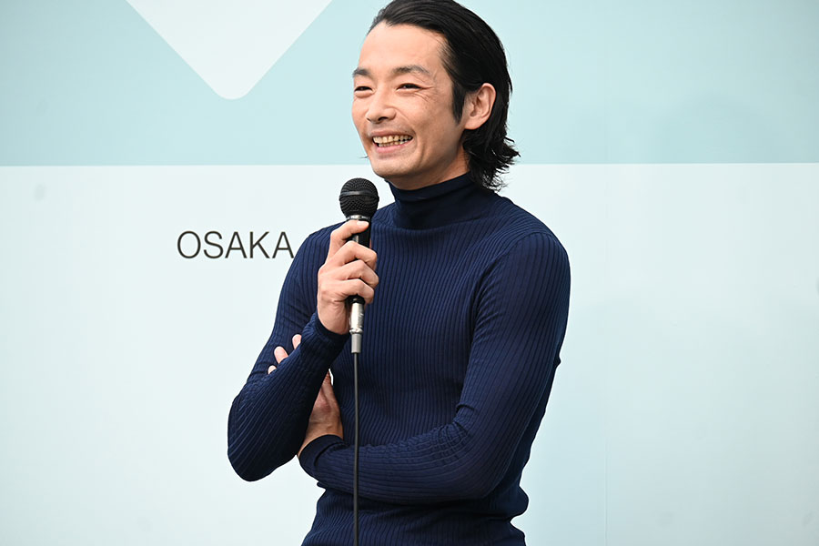 『プラダ モード 大阪』のフォトコールに登場した森山未來(6月7日・うめきた公園)