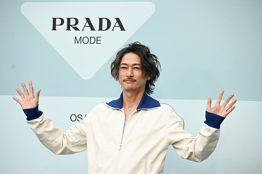 『プラダ モード 大阪』のフォトコールに登場した窪塚洋介(6月7日・うめきた公園)