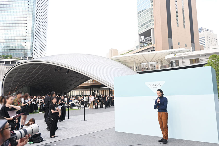 『プラダ モード 大阪』のフォトコールはうめきた公園でおこなわれた(6月7日・大阪市北区)