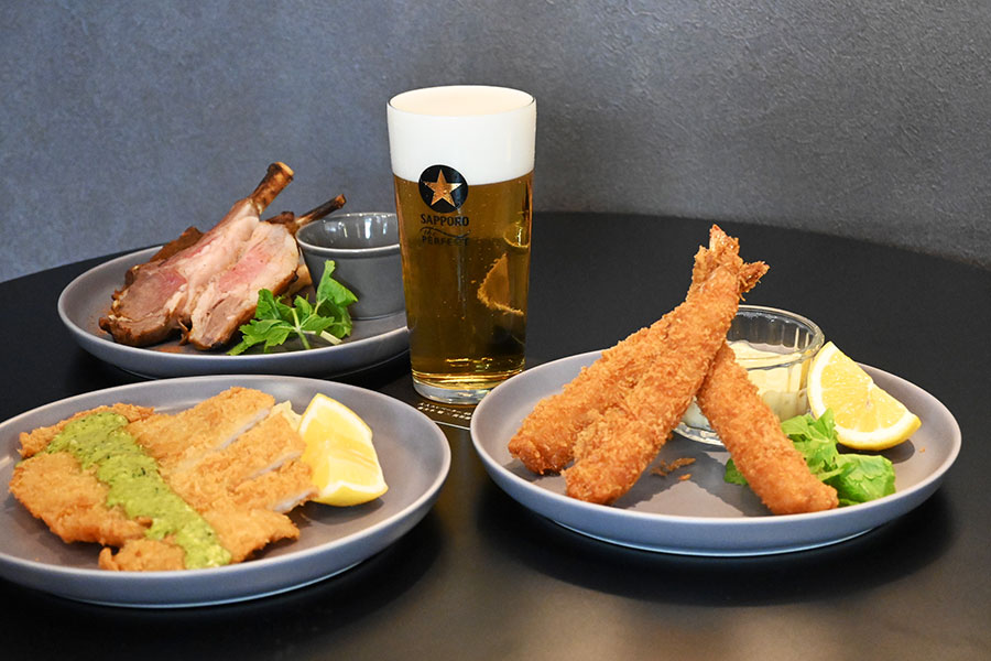 時計回りに「ザ・パーフェクト黒ラベル」(650円)、「贅沢タルタルシュリンプ」(1200円)、「感動グリーンソースのシュニッツェル」(1350円)、「極みスパイシーラムチョップ」(1400円)
