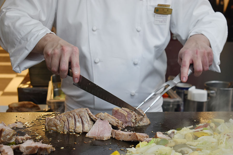 シェフが鉄板で仕上げる料理も5年ぶりに復活