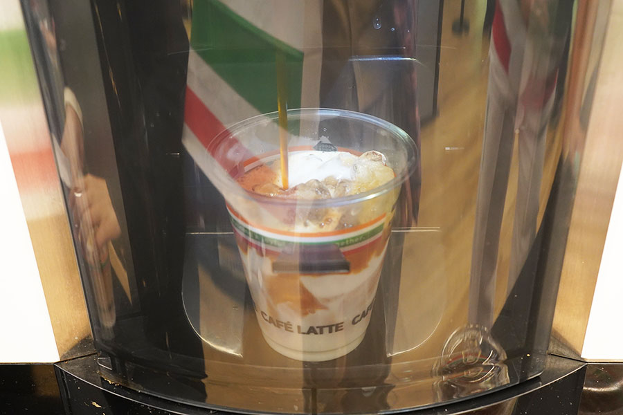 ミルクティーの場合は、ミルクの後に茶葉を蒸らした紅茶が注がれる(撮影日:6月17日)