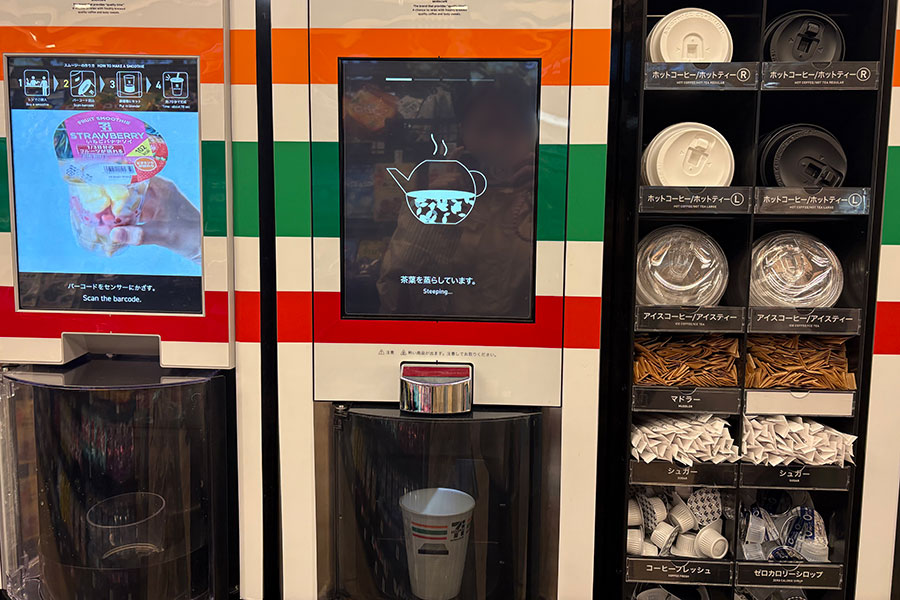 機械が動き始めると「茶葉を蒸らしています」の文字が画面に表示される(Lmaga.jp撮影)