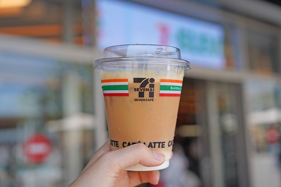 暑い日は特によく売れるという「アイスミルクティー」(Rサイズ・税抜223円)(Lmaga.jp撮影)
