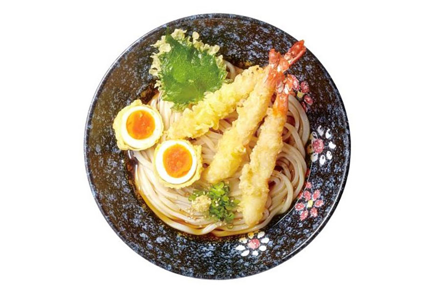 香川「日の出製麵所」のえび玉天ぶっかけうどん(1杯1188円)はイートインで。昭和5年から麺づくり一筋の製麺所がつくる讃岐うどん
