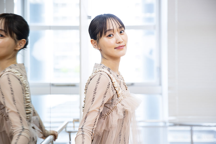 『ロンダリング』に出演する菅井友香。MCを務める『競馬BEAT』では、当てまくっている!と話題になり、努力家の一面も
