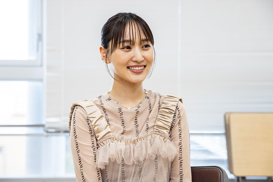 インタビュー中の菅井友香