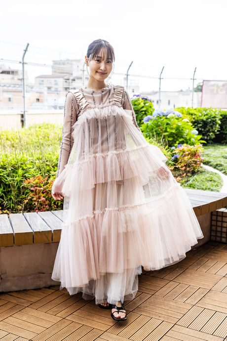 ワンピースを身に纏った菅井友香