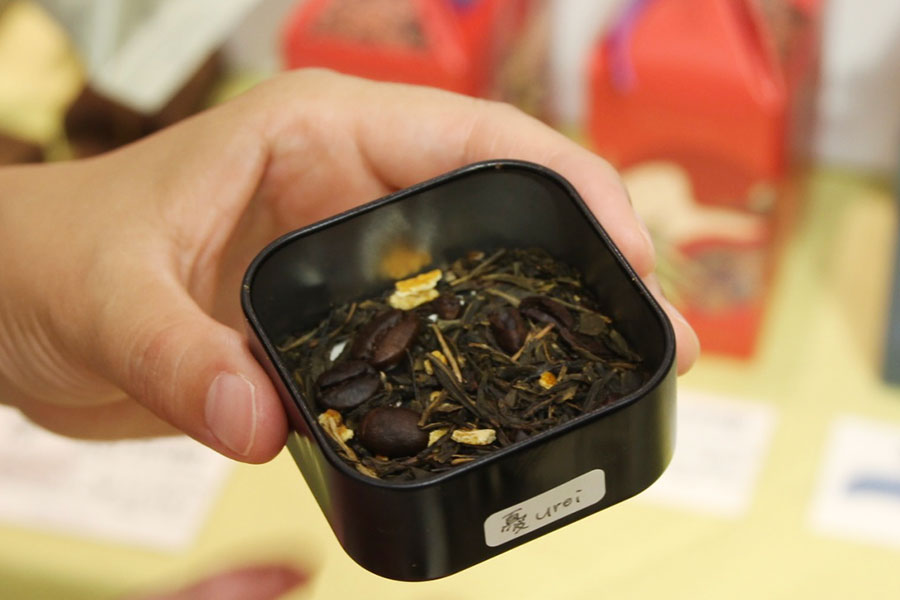 「UKIYO TEA」のコーヒー豆やみかんの皮が入った茶葉。香りを嗅ぐと確かにコーヒーの匂いがする