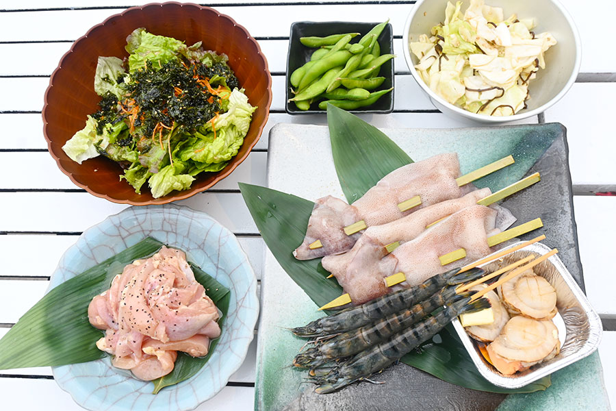 平日限定・3時間飲み放題付き「ハーブ鶏食べ放題と海鮮BBQと屋台プラン」(5500円)