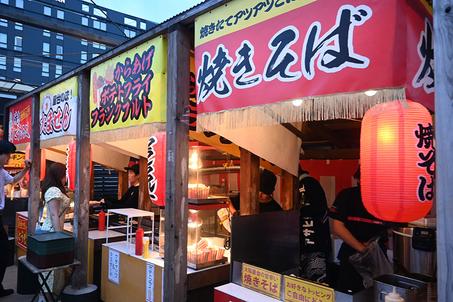 『祭屋台とBBQビアガーデン 屋上祭宴』の様子。屋台がずらり並ぶ