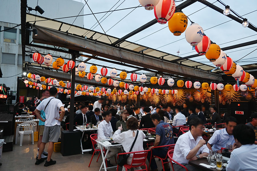 天満橋の「京阪シティモール」屋上にて開催中の『祭屋台とBBQビアガーデン 屋上祭宴』。広々とした座席
