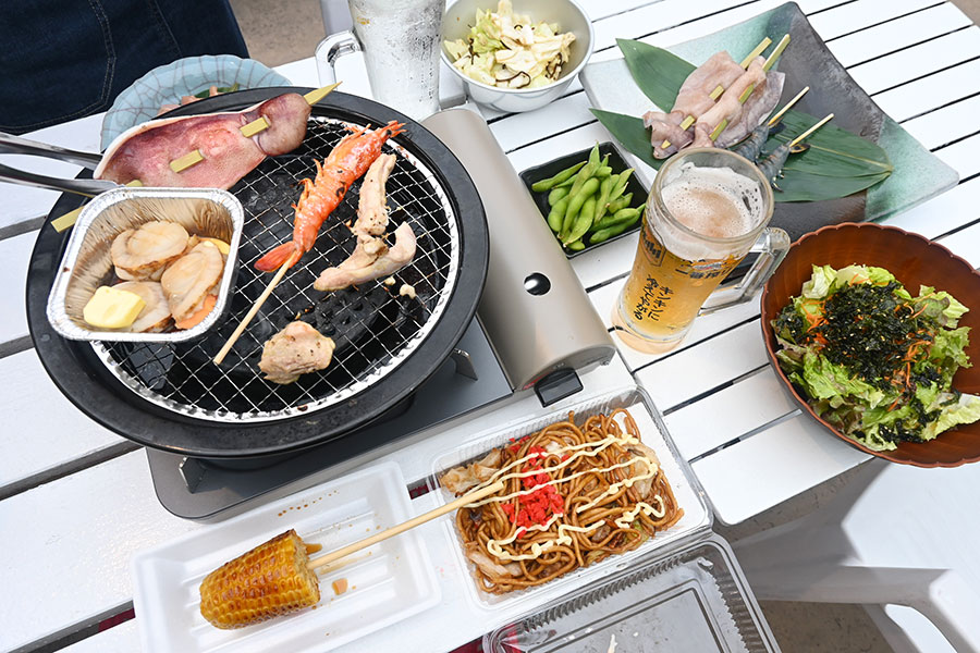 焼きそばや焼きトウモロコシなど、お祭りメニューを堪能しながらBBQ