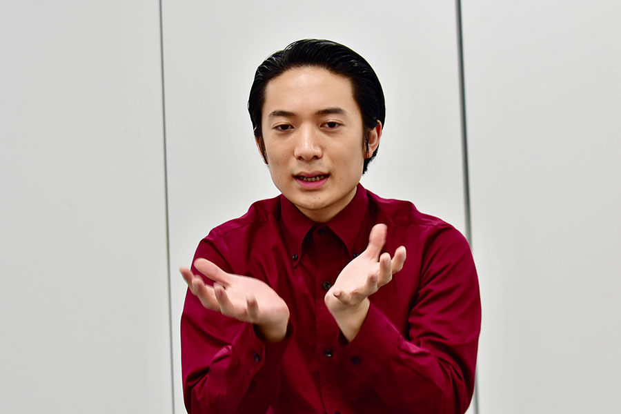 「撮影の翌日、風間のダミ声で喉を痛めました」と振り返る友田(大阪市内・6月14日)