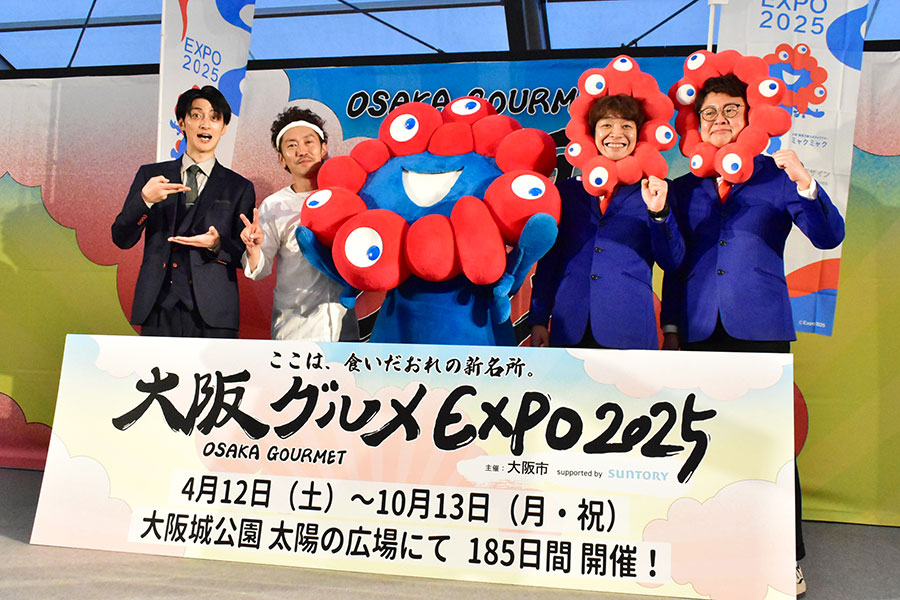 左からツートライブ(たかのり、周平魂)、ミャクミャク、銀シャリ(鰻和弘、橋本直)(6月21日・大阪市内)