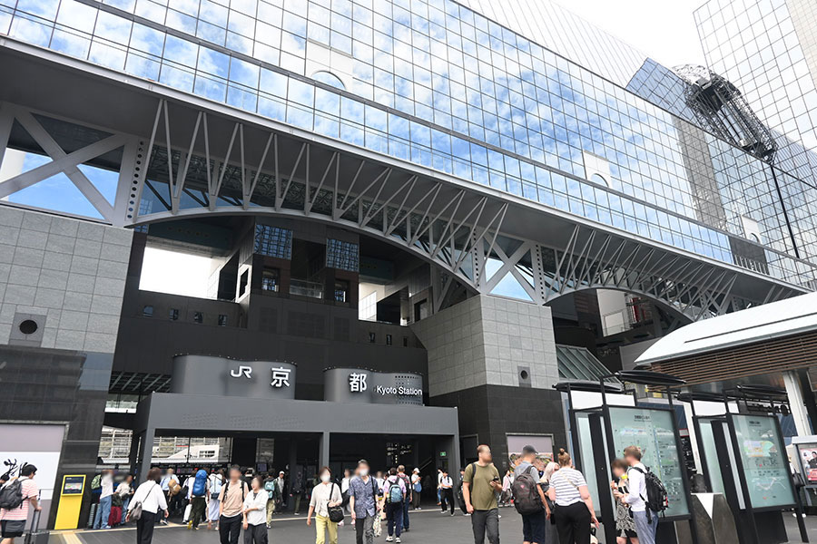 朝から観光客が多く集まる、JR京都駅から出発!