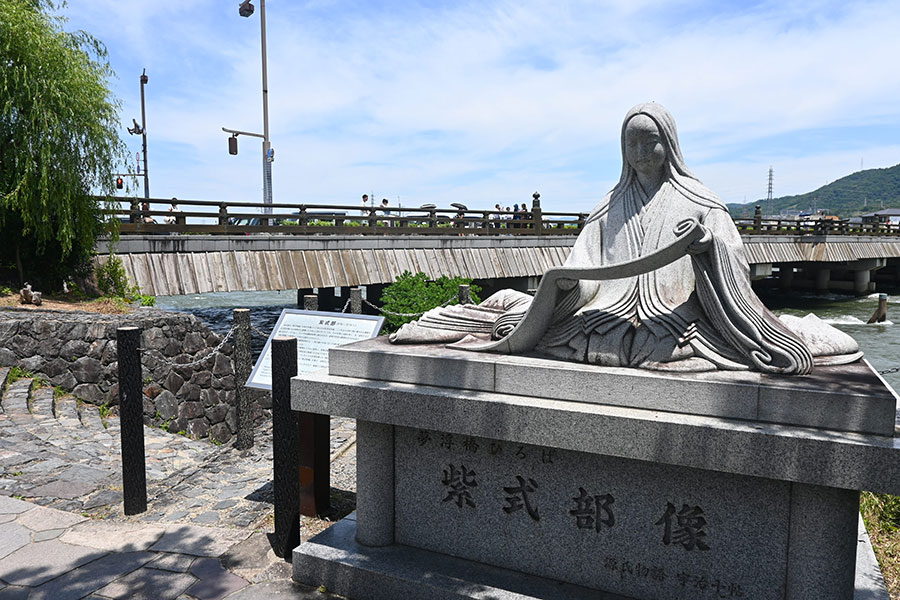 宇治橋のそばにある紫式部像