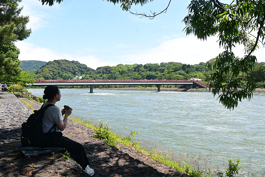 木陰に座って川の流れる音を聞くと、涼しくて気持ちいい