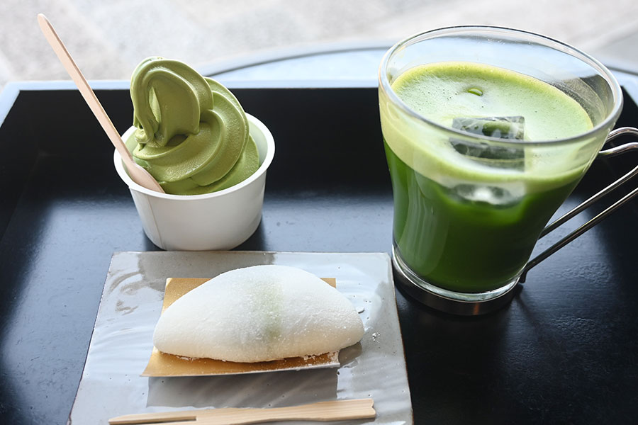 抹茶、抹茶ソフトクリーム、お菓子がセットになったお得な「ティータイムセット」(1045円)。写真はアイスだが、ホットもあります