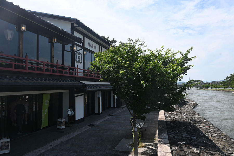 宇治川沿いにある「福寿園 宇治茶亭」