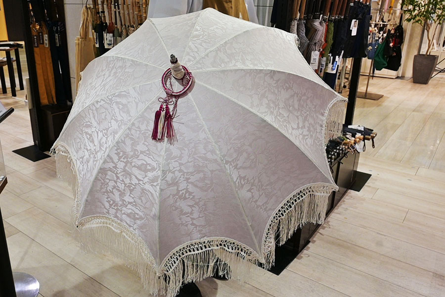 「小宮商店」の日傘(88万0000円)は販売予定数1本現品限り。明治時代初期に高級装飾品として流行したオンブレル(日傘)を職人が手仕事で再現