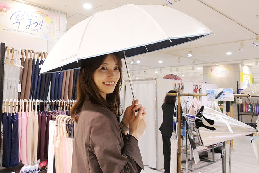 「ホワイトローズ」の晴雨兼用傘(2万6400円)。熱を宇宙に逃がす「SPACE COOL」の放射冷却技術を使用し、体感温度マイナス6度の涼しさを実現