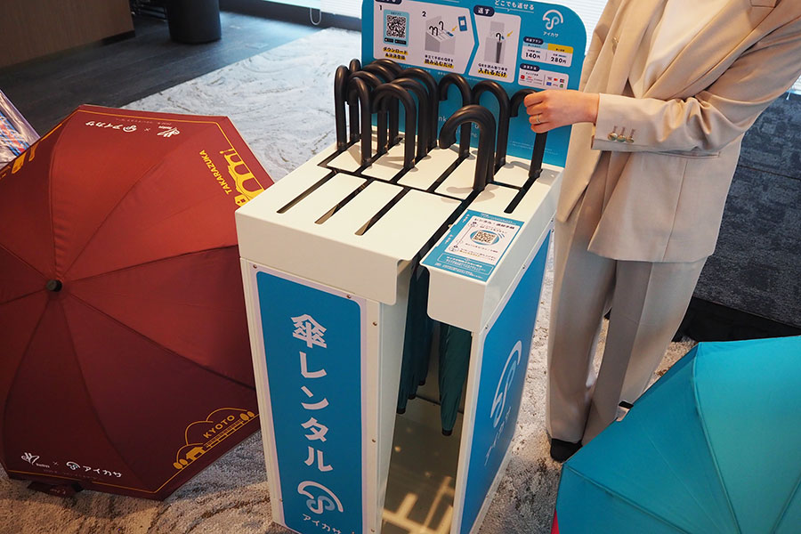 24時間・140円で利用できる「アイカサ」。専用アプリに登録後、現地ではスマホ操作で30秒もかからずに傘を取り出せるそう