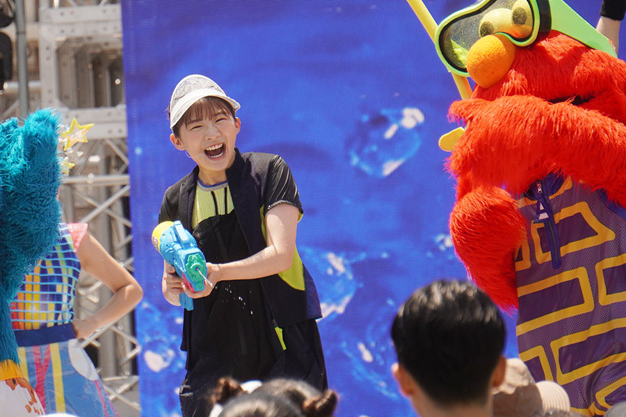 観客に水をかけて楽しむ伊藤沙莉(6月30日/ユニバーサル・スタジオ・ジャパン)