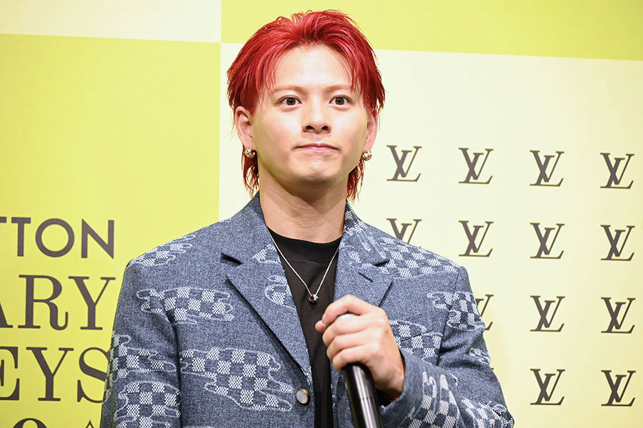 デニムコーデにジュエリーを重ね付けした上品なコーデを披露したNumber_iの平野紫耀(7月14日・Lmaga.jp撮影)