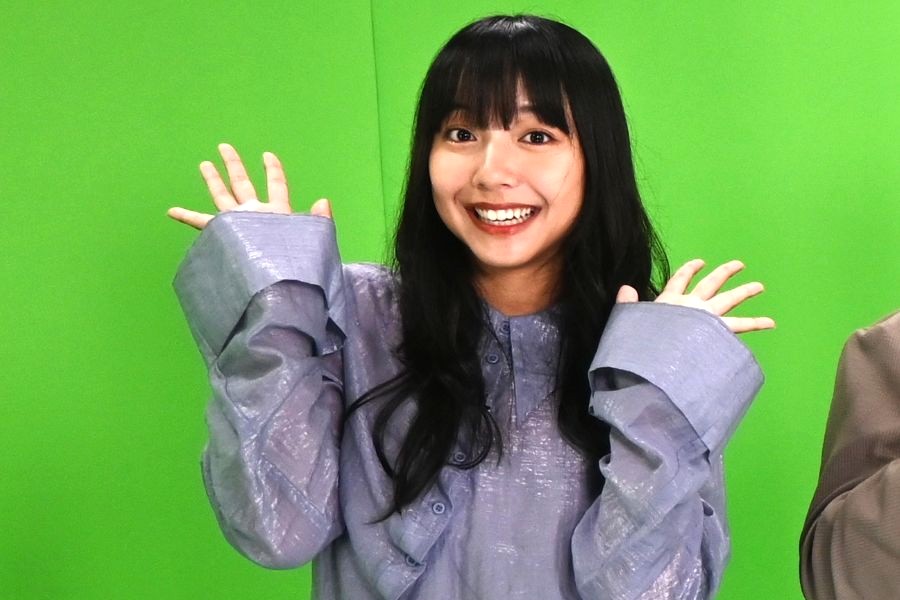 山之内すず。その他、名谷駅にある「トミーズ」のポテトなど、地元グルメをほかのメンバーにも激推し(撮影 7月18日/テレビ大阪)