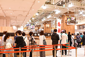 大阪に「赤福氷」が再来！ 昨年は開店前から１００人超えの行列、今年は席増