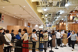 大阪に「赤福氷」、朝８時から並ぶ客も…昨年は約１万杯を売上げ