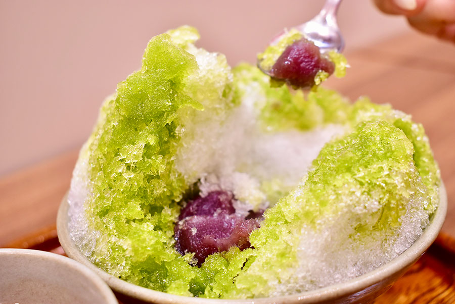 かき氷の中にはお餅と餡が入っている